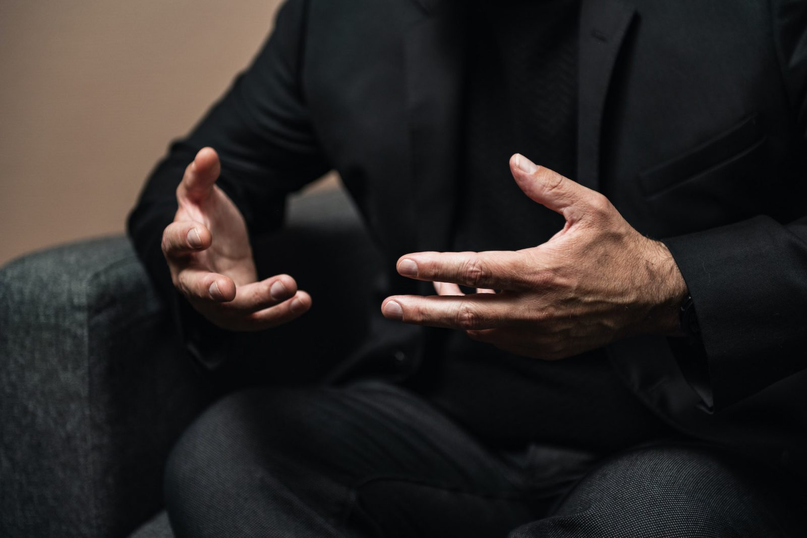 Skade- og sjekke-OCD er en type tvangslidelse der man har påtrengende tanker om å skade andre eller forårsake ulykker, som fører til gjentatt sjekking av låser, apparater eller situasjoner for å hindre katastrofer. Få hjelp ved Angstklinikken.