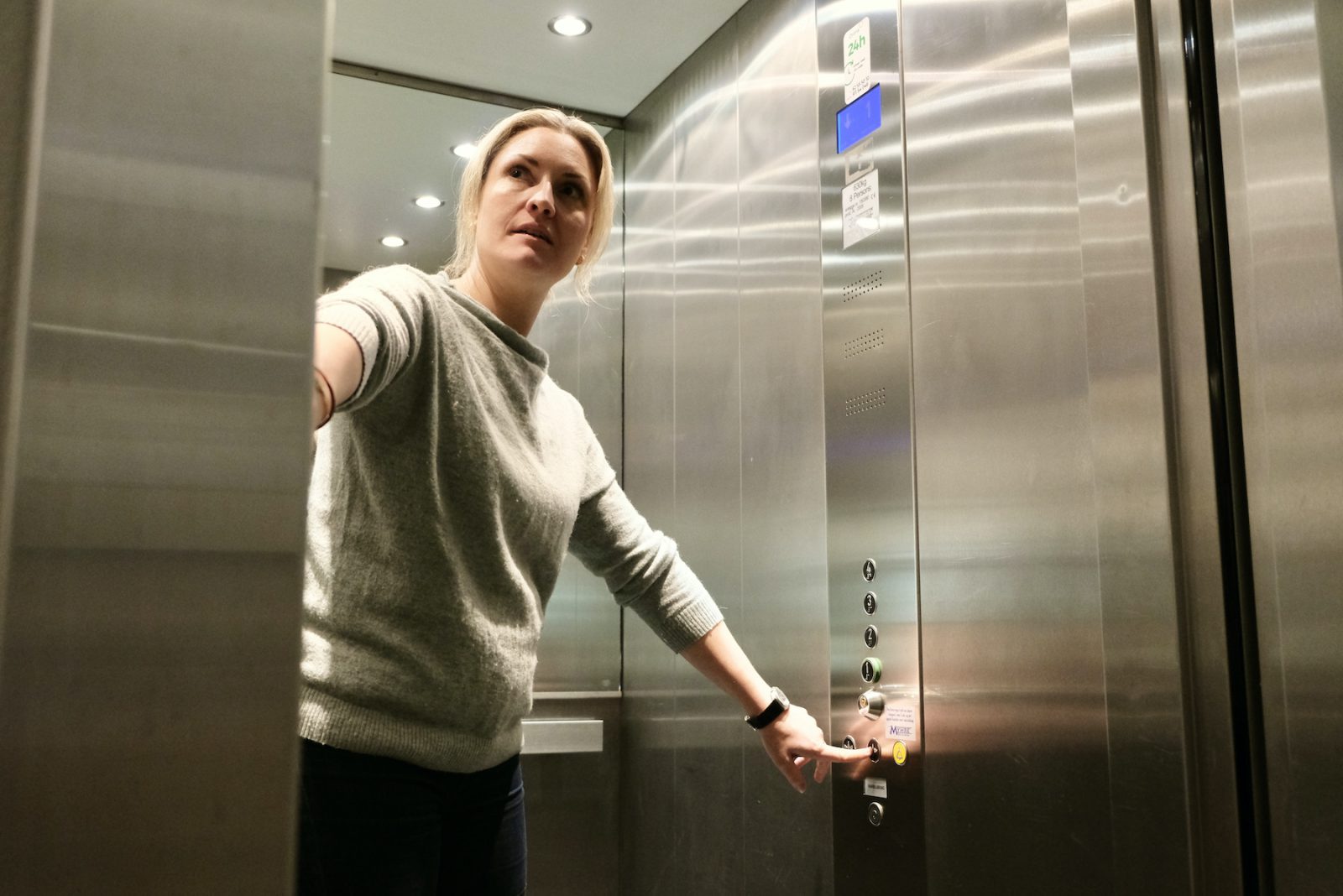 Klaustrofobi er en intens frykt for trange eller lukkede rom, som heiser eller tunneler, som kan utløse panikk og unngåelsesatferd. Få hjelp ved Angstklinikken.