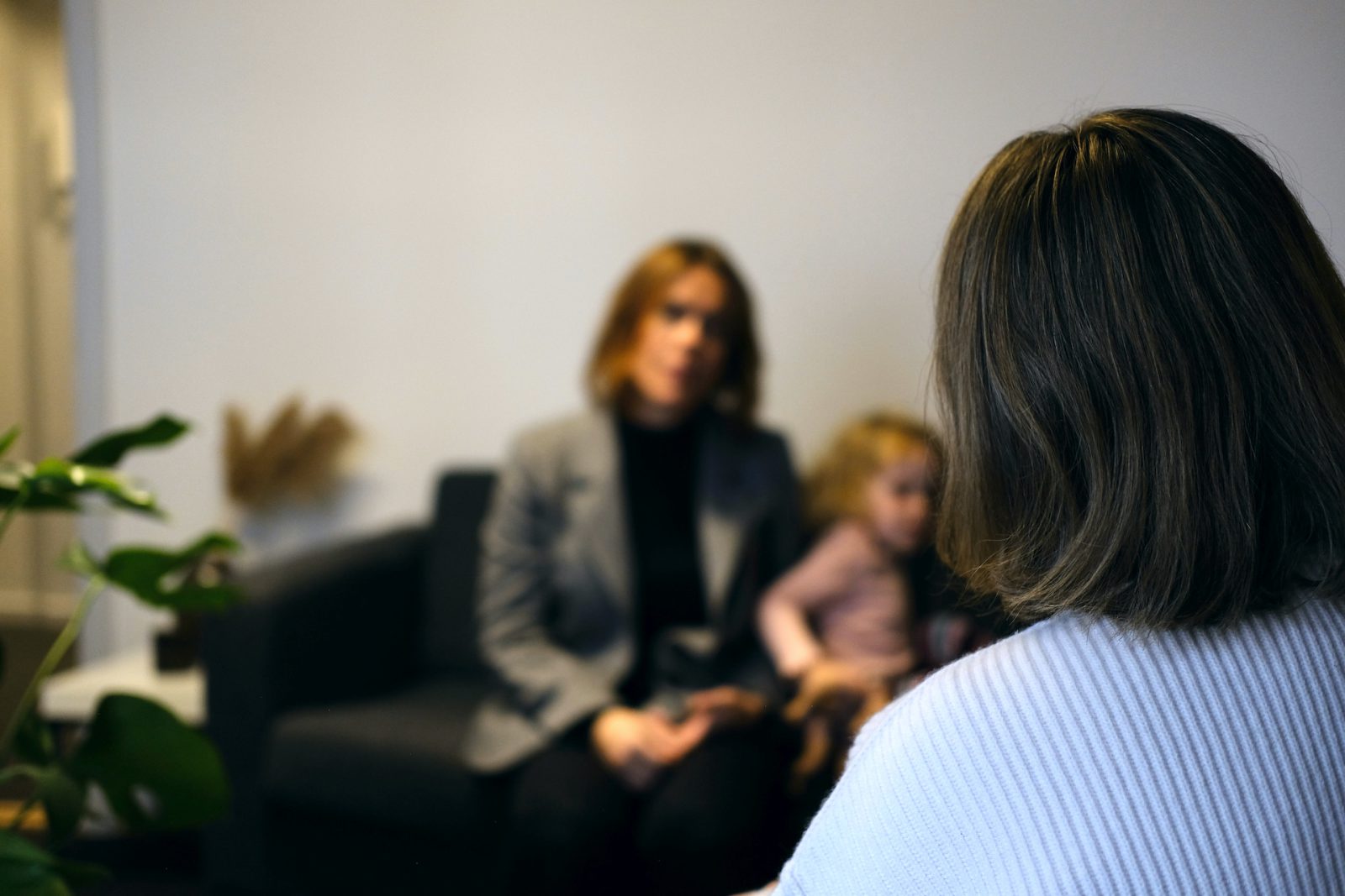 Fødselsdepresjon er en type depresjon som oppstår etter fødsel, preget av vedvarende tristhet, utmattelse og følelse av utilstrekkelighet, som kan påvirke både mor og barnet. Få hjelp ved Angstklinikken.