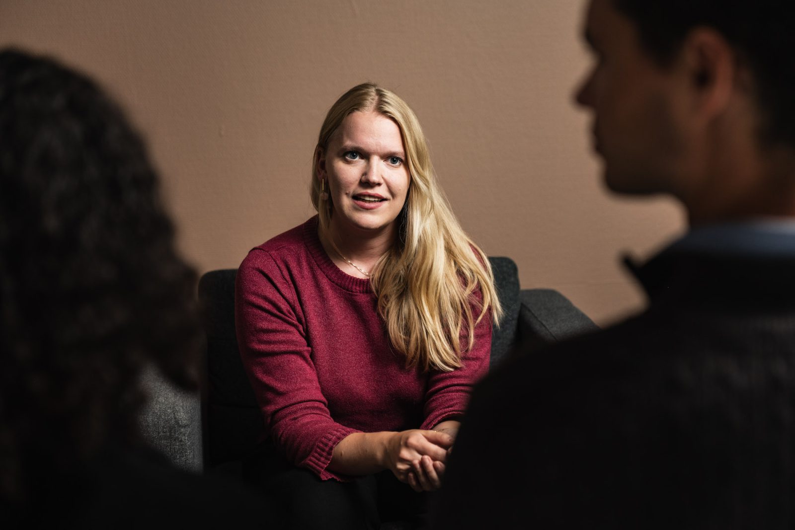 Sjalusi kan være drevet av angst, ofte relatert til usikkerhet og frykt for tap eller avvisning, noe som kan skape spenninger og utfordringer i relasjoner. Få hjelp ved Angstklinikken.